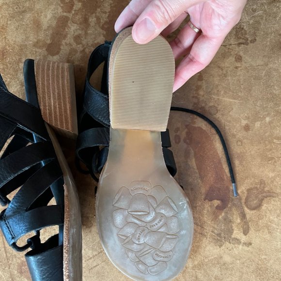 Black leather lace-up gladiator-style sandals size 7 - Picture 3 of 7